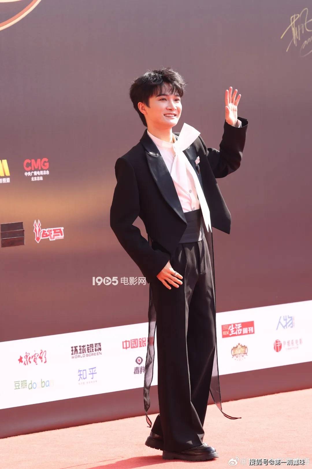 中国电影盛典红毯：张子枫被赞希腊神女，辛芷蕾美神降临，沈腾马丽想演父女