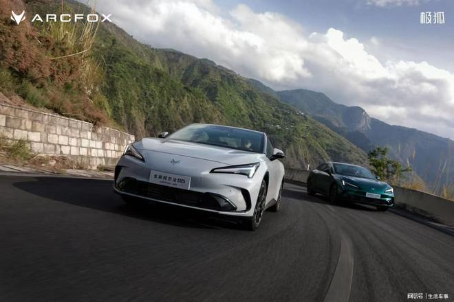 极狐全新阿尔法S5上市，智驾全系标配城区NOA