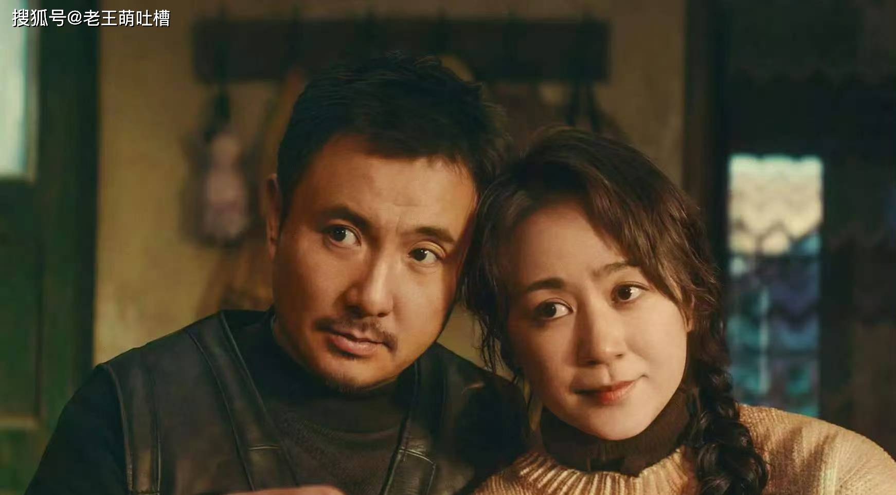 沈腾自嘲不配站马丽旁边!戴老花镜颁奖仍忘词，沈马组合笑翻全场