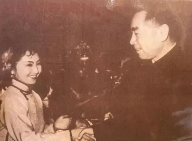 1962年，周恩来总理接见赵履珠等演员。