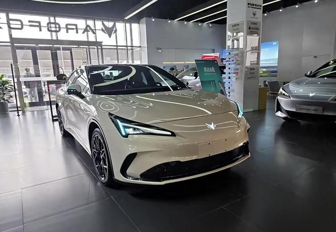 补贴后9.98万起！阿尔法S5增程版来了，2米9轴距+272马力