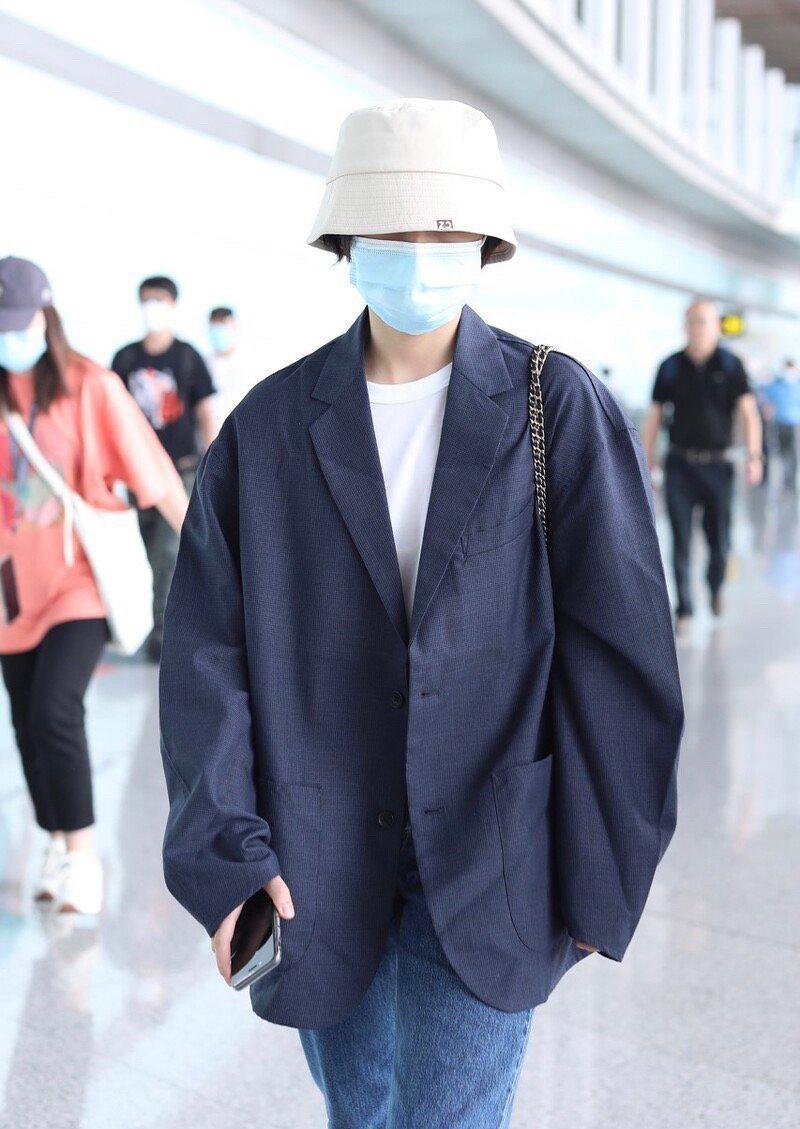 张子枫现身机场,西装搭配牛仔裤街头风十足,口罩遮面难掩好气质