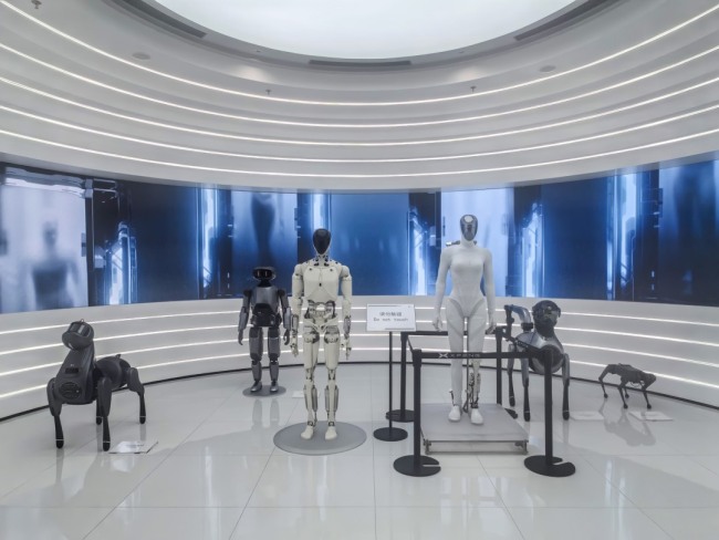 何小鹏说毕业生下个5年选择很多 AI带来新机遇_新闻频道_中华网