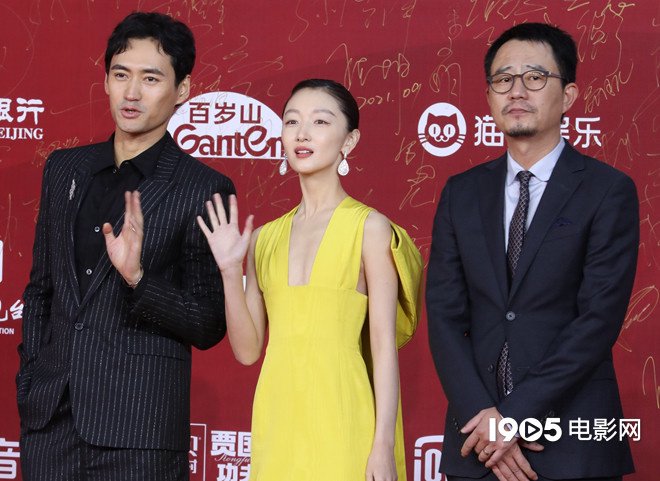 《平原上的火焰》亮相北影节 周冬雨黄裙明艳动人