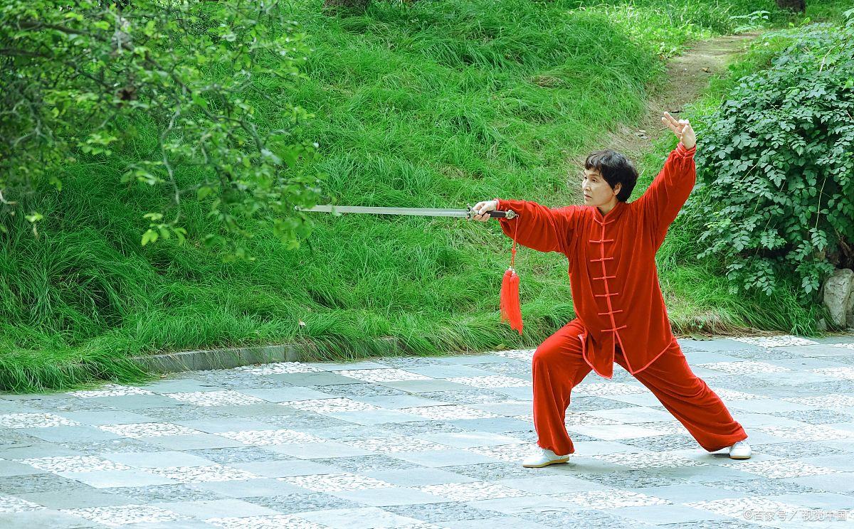 退休后开着房车自驾游,走遍半个中国,旅费比住养老院还便宜!