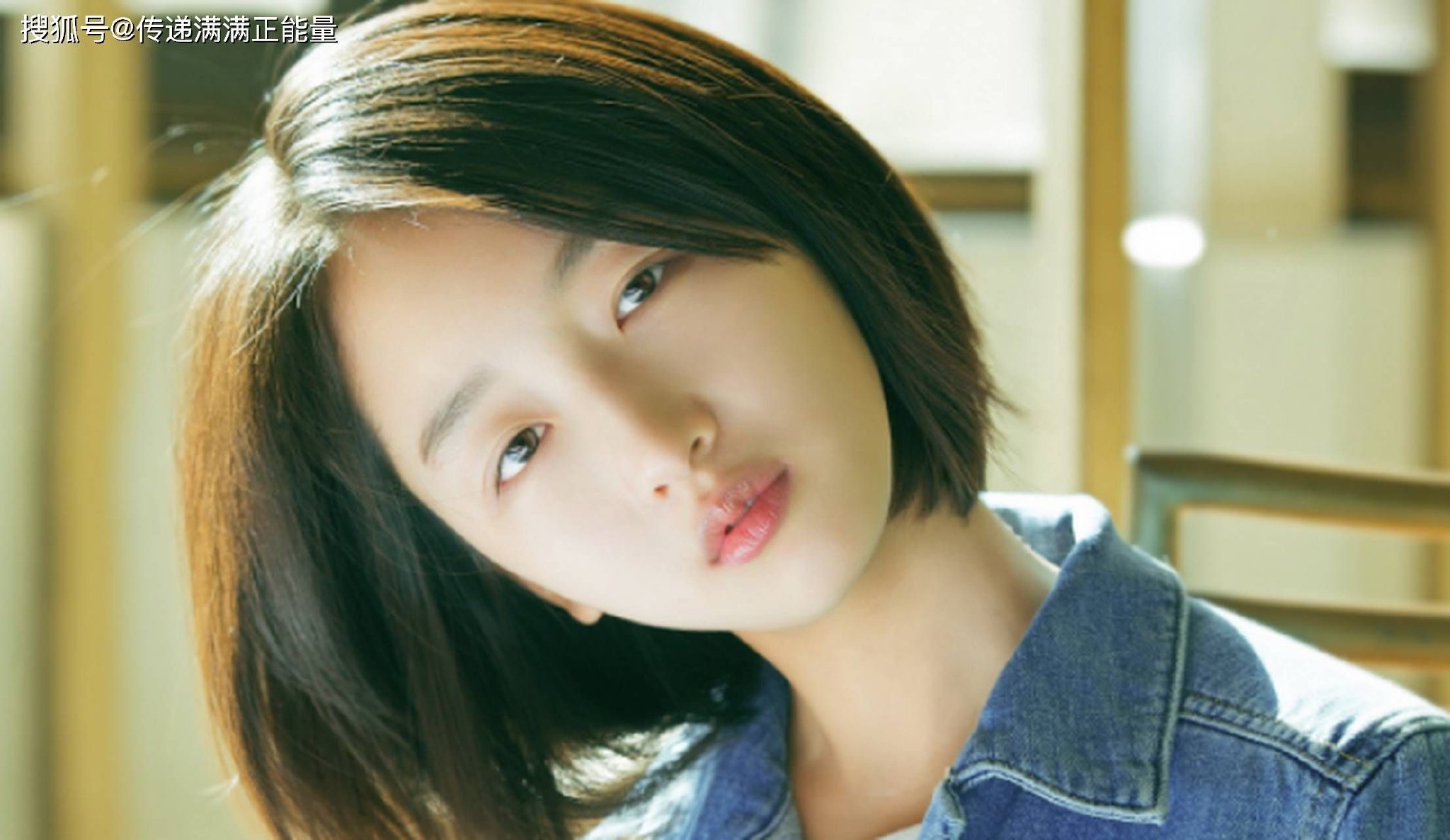 周冬雨一袭鎏金裙惊艳成都，蝴蝶骨美背成焦点!分手后状态回春