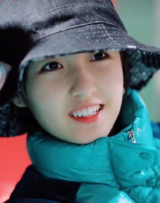 张子枫一条阔腿裤走机场,袜子抢镜,“土味时尚”圈粉了!_造型