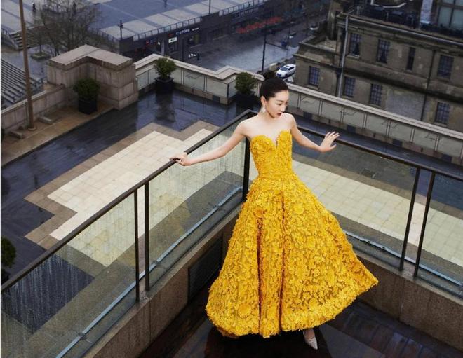 周冬雨不愧是真正的御姐,身穿黄金鱼鳞连衣裙分外青春靓丽!|裙子|红毯|傻白甜_订阅