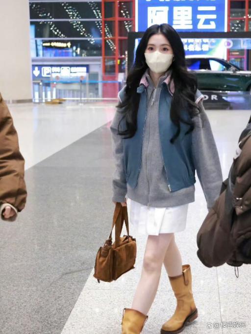 刘浩存机场提醒“不要踩我的衣服” 温柔教养获赞无数