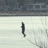 春融期冰面暗藏危险，黎明湖仍有人冒险上冰