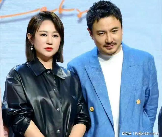 沈腾自嘲不配站马丽旁边！戴老花镜颁奖仍忘词，沈马组合笑翻全场