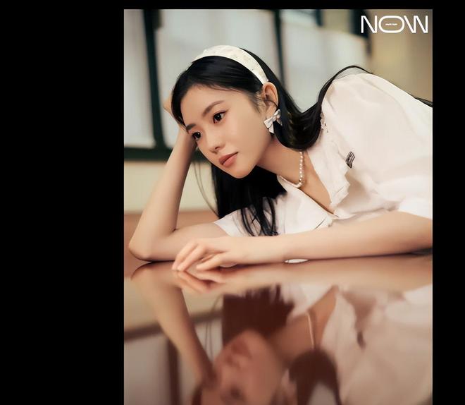 刘浩存素色连衣裙，头戴发带，温柔又诗意！