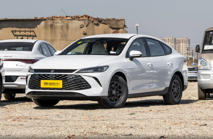 低价热销大家轿，插混动力配置不错，带你看比亚迪秦PLUS