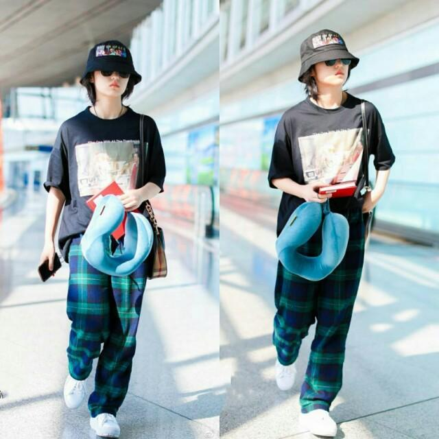 张子枫机场又玩大胆撞色,一条直筒裤穿出麻杆腿,瘦太多了吧?