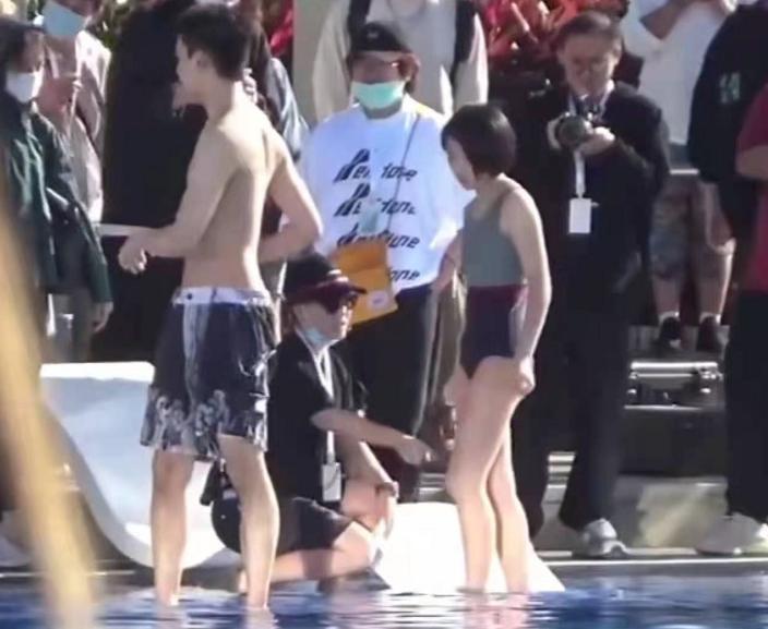 张子枫新剧路透曝光!罕见穿泳衣身材健康圆润,跟吴磊戏水好有爱