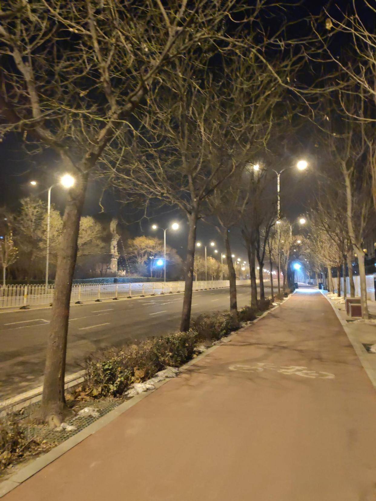 分享你拍过的城市夜景虽然接近黎明，但天还是很黑，也姑且算是夜景吧！