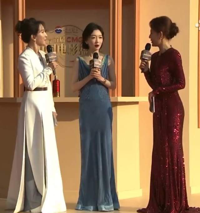 周冬雨深V蓝色丝绒露背长裙亮相电影盛典红毯,被主持人关心发抖时,回应没有抖