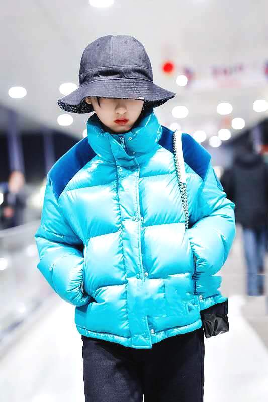 张子枫蓝羽绒服配淡妆纯情靓丽,彩虹袜实力凸显少女气息