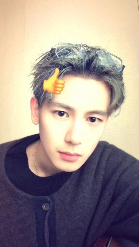 胡先煦出席活动，染金发帅成张凌赫，身材瘦弱像偷穿大人衣服