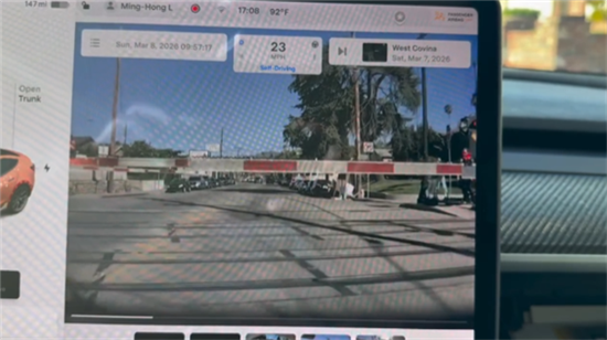 特斯拉FSD铁路道口识别失效撞上道路栏杆