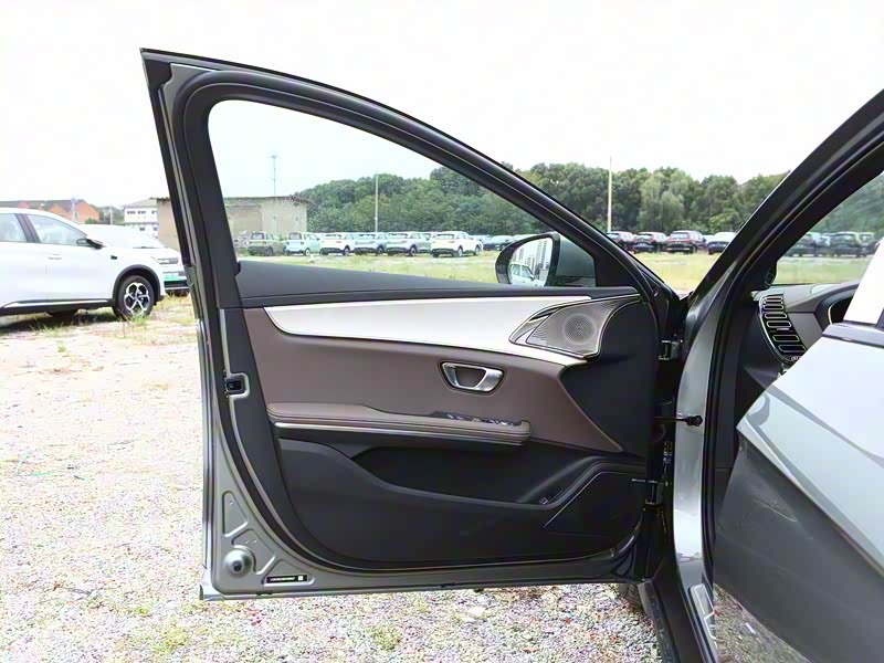 比亚迪汉汽车防撞条的作用是什么