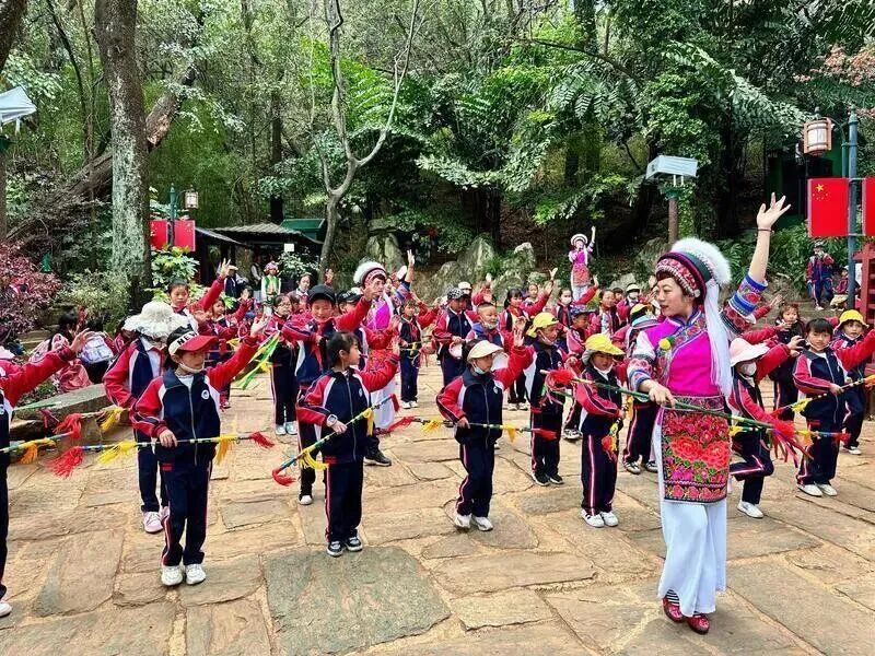 在蝴蝶泉边开展的白族打跳体验和白族霸王鞭舞教学活动，如今的蝴蝶泉边，已成为传承民族文化、开展文化交流的重要地标。