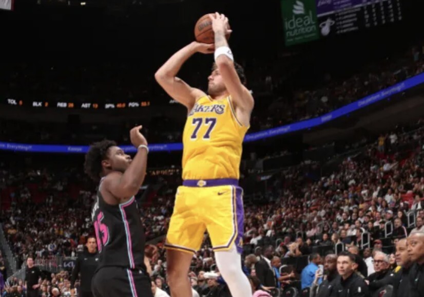 A-史密斯：东契奇过去八场的表现，魔术师、科比、奥尼尔都没能做到