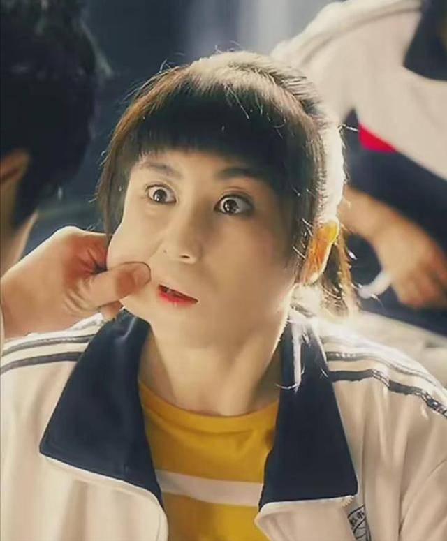 马丽CMG盛典摘奖后比“小肿心”，喜剧女王的反差感太圈粉