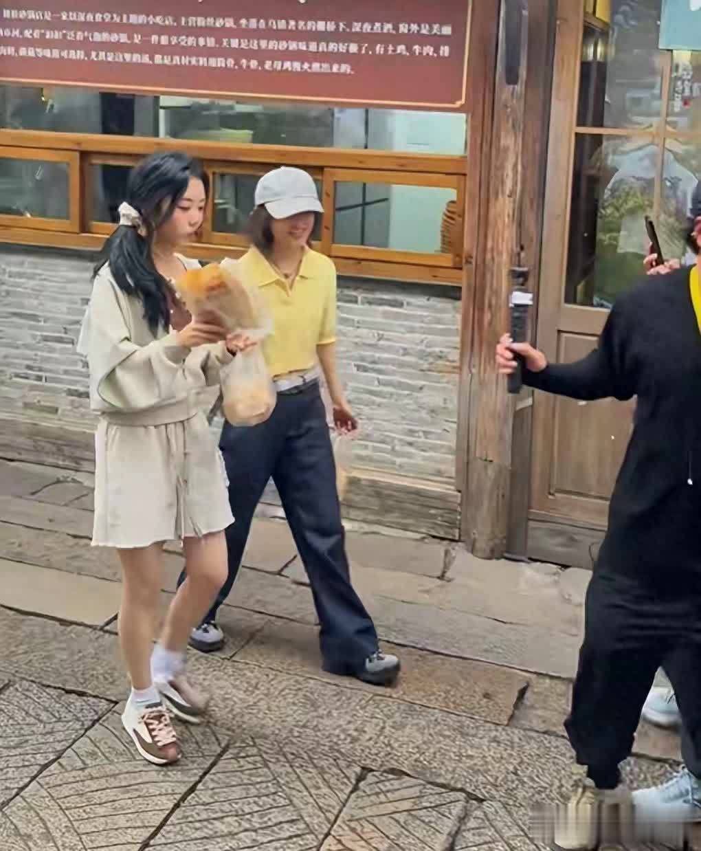 谭松韵张子枫乌镇录节目，甜妹吃小吃与捂脸遮眼反差大