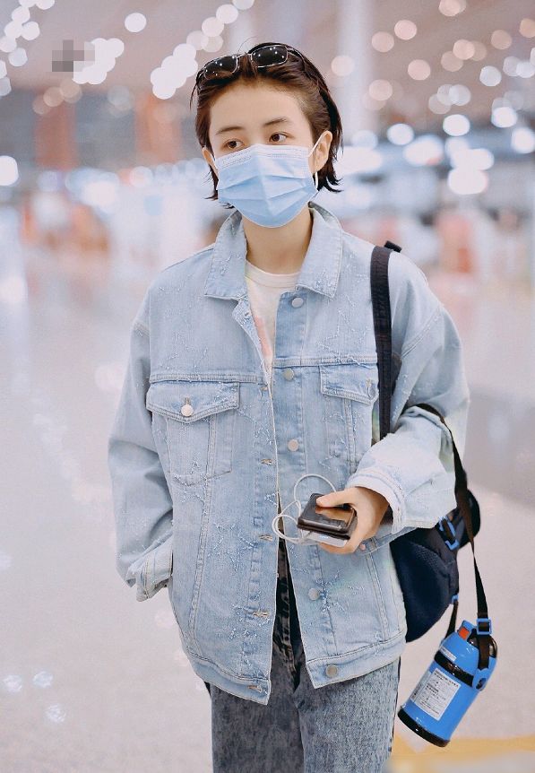 张子枫机场私服曝光,牛仔套装清爽干净,我却被她手上纹身吸引住短发牛仔外套童星_订阅