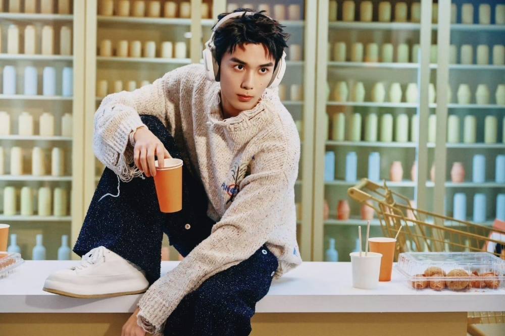 原创 吴磊25岁生日造型曝光，银发蓝瞳酷炫十足，他却靠冷笑话笑翻全网！