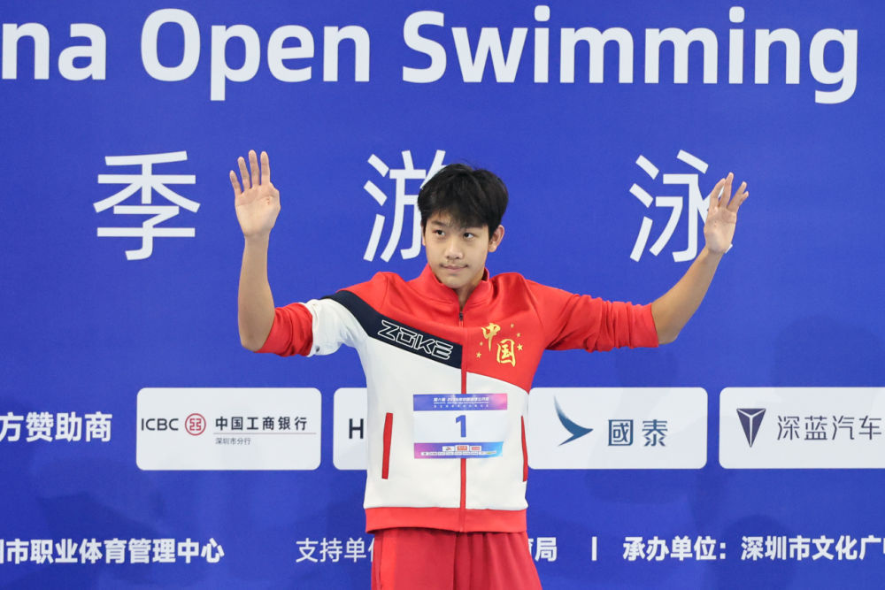 3月20日，张展硕在领奖台上向观众致意。新华社记者 梁旭 摄