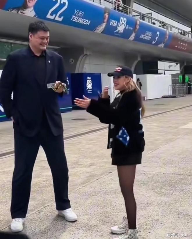 感觉谷爱凌和谁都认识，无论遇到谁她都能放得开，正在与姚明交谈