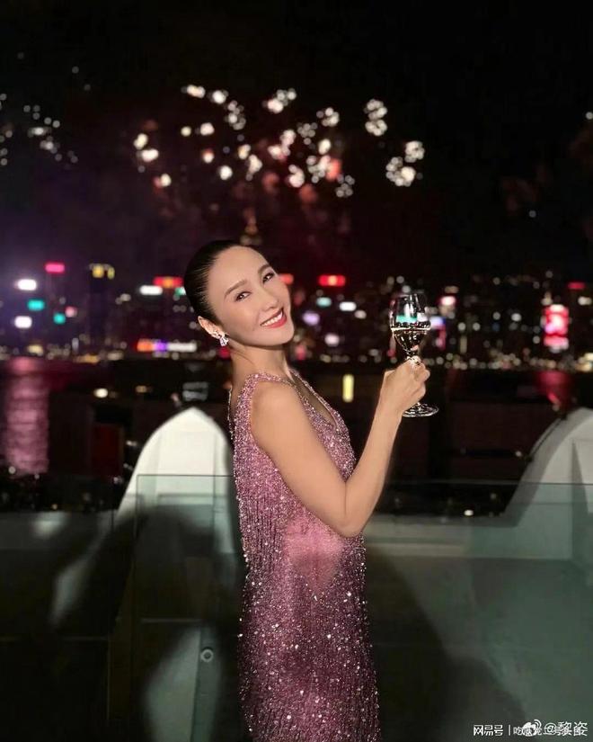 黎姿看烟花，她比烟花更璀璨。