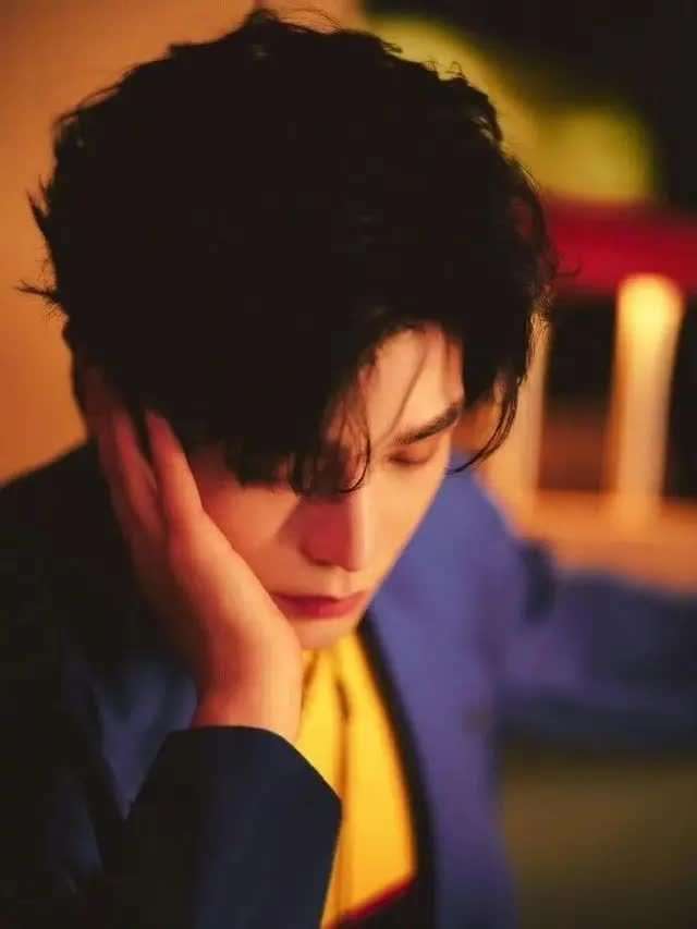 丁禹兮上海线下活动穿宝蓝西装，雨伞下尽显随性型格