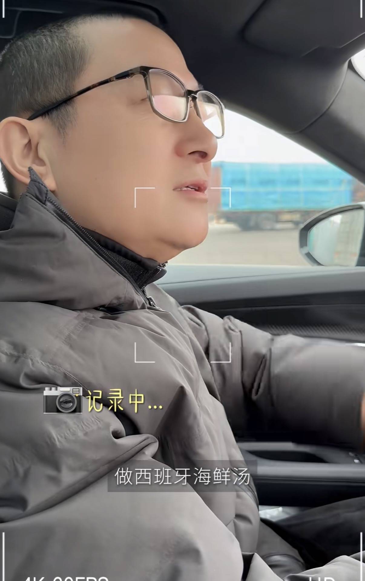 梅婷请小姑子吃饭，刘琳红毛衣配牛仔裤很松弛，大口喝酒真豪爽