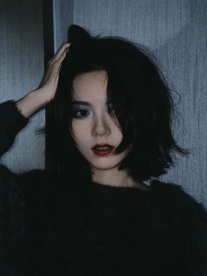 赵今麦烟熏妆造型：桀骜与破碎共生，解锁文艺恶女的氛围感新章