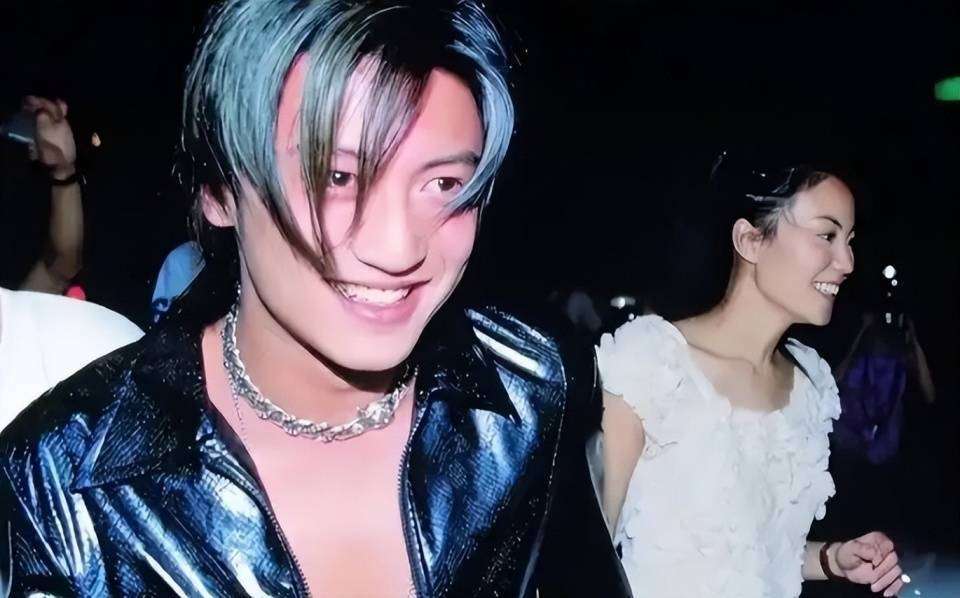 王菲素颜现身谢霆锋演唱会，戴棒球帽喝可乐被粉丝抓拍，戒指抢镜