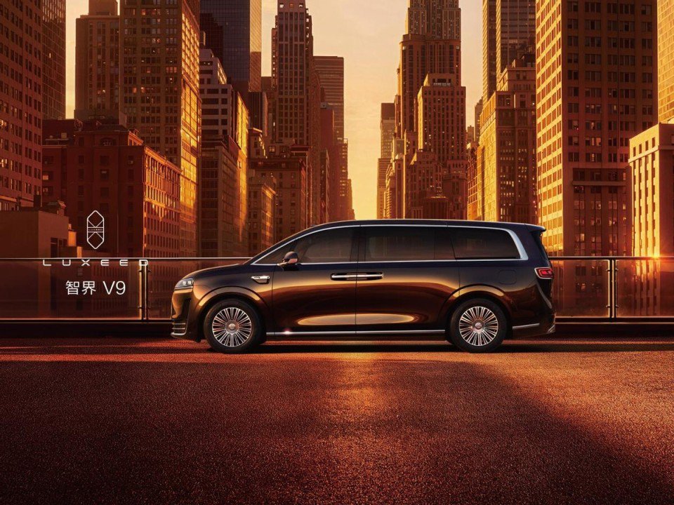 当车学会“用光说话”:智界V9或搭载侧向互动迎宾光毯