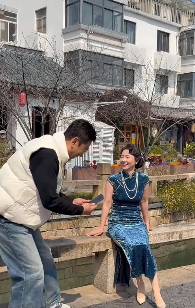 郭涛老婆拍写真，李燃穿旗袍撞脸何赛飞，夫妻俩看不出17岁年龄差