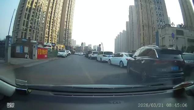 视频车和前面的白色大众估计吓出一身冷汗！