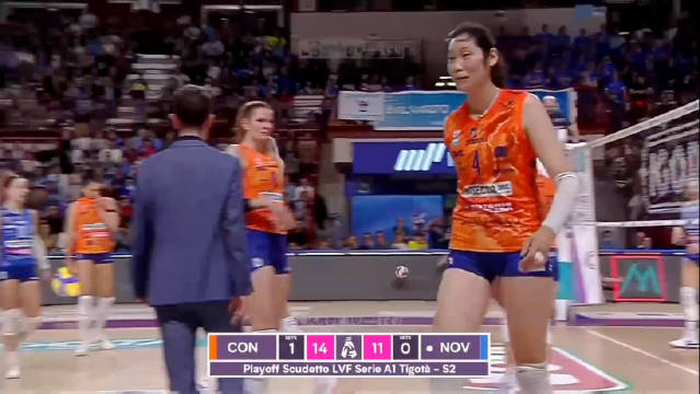 朱婷后排被尼卡暂时换下 最近连轴转太辛苦了 肉眼可见的累，辛苦了