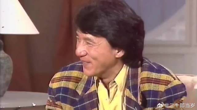 成龙讲起初恋情人时一脸温柔，原来背后有这么一个故事！