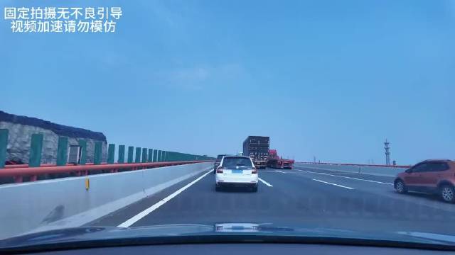 网友：第一次白车不对，后来视频车一直追着人家按喇叭？这样做有必要吗？