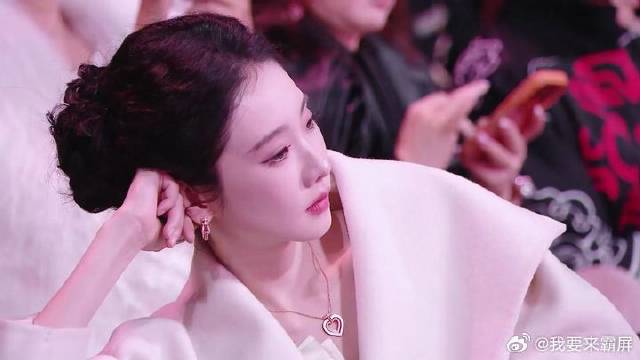 张艺凡不愧是内娱最松弛女明星，坐板凳像是睡大炕，看一次笑一次