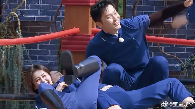 李晨也太很了 撕名牌竟把陈哲远衣服撕了，笑疯宋雨琦