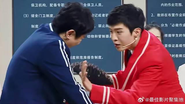 沈腾范丞丞尬舞，舞姿太辣眼，关晓彤没眼看，笑翻了！