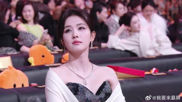 明明是来看白鹿的，却被她身后的张艺凡吸引，这坐姿简直太霸气