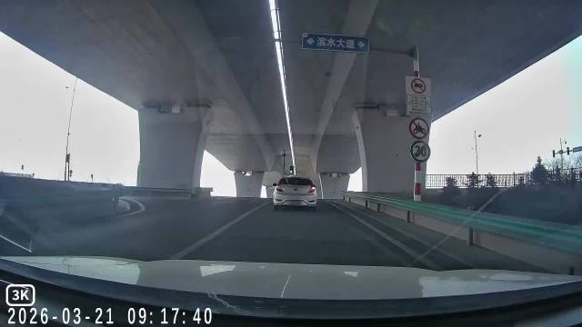 变道不能影响别人正常行驶，如果你是视频车司机，你会让吗？