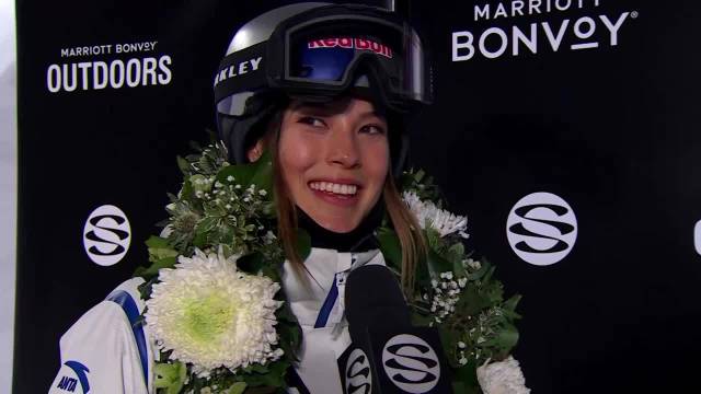 雪盟冠军谷爱凌戴着花环的采访及颁发奖杯片段